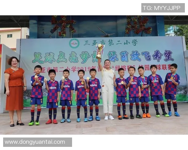 绿茵闪耀球星卡通背影演绎激情足球梦想时刻 绿茵闪耀球星卡通背影演绎激情足球梦想时刻