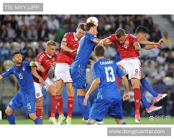 足球球星激烈对抗瞬间精彩捕捉展现精彩技术与赛场激情 足球球星激烈对抗瞬间精彩捕捉展现精彩技术与赛场激情